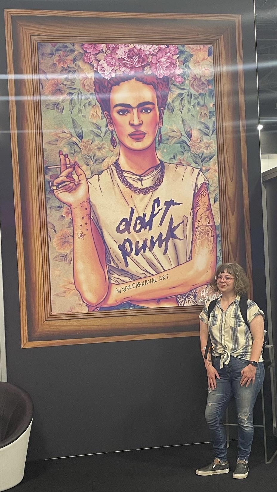 Sara in front of a painting of Frida